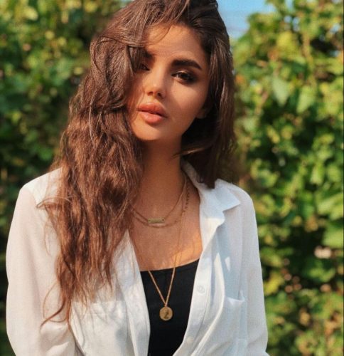 Cazibeli kendi yeri olan Ayşem