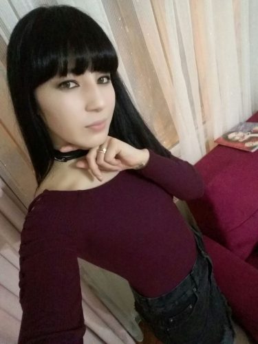 Etkileyici esmer hatun Nimet