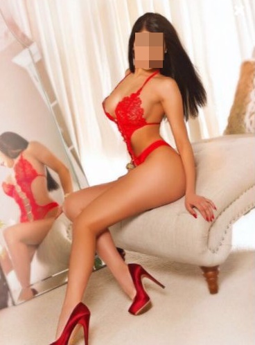 Gösterişli oral yapan hanım Behire