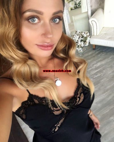 Neşeli sakso çeken hatun Nergis