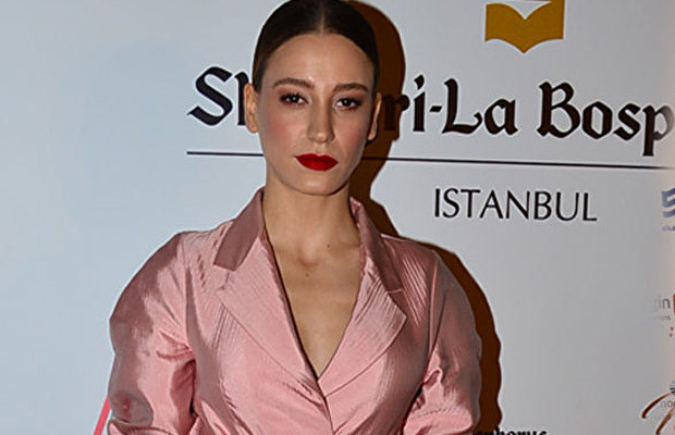 Serenay Sarıkaya'nın hayli konuşulan tarzı 